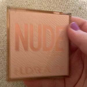 Huda Beauty Nude Light